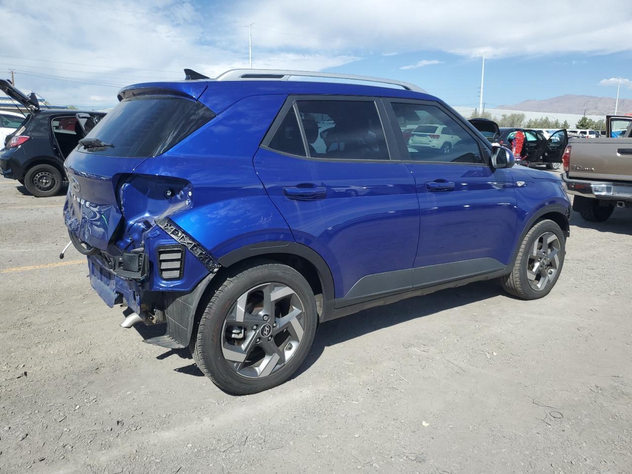 2022 Hyundai Venue Sel - Image 3