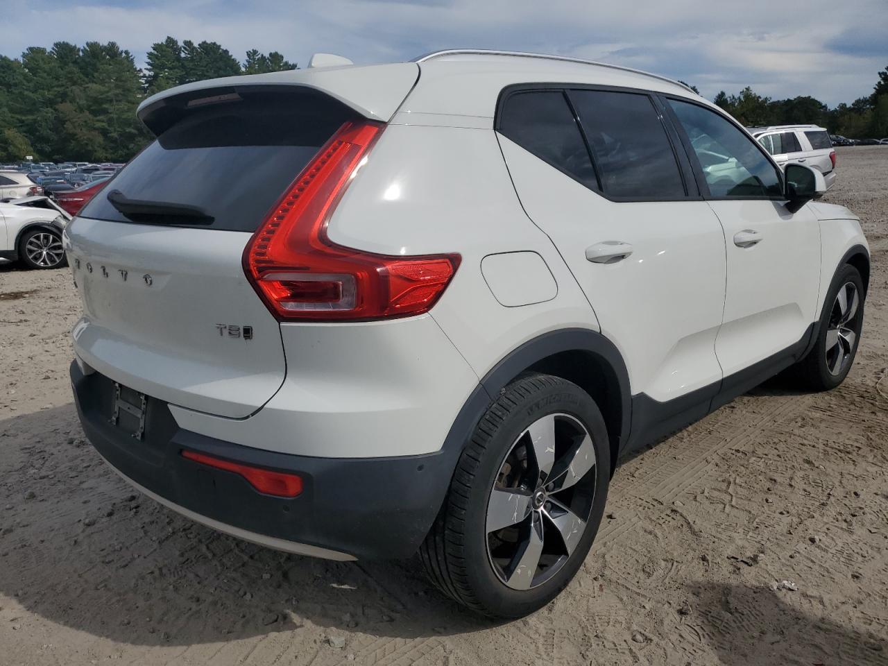 2019 Volvo Xc40 T5 Momentum - Image 3