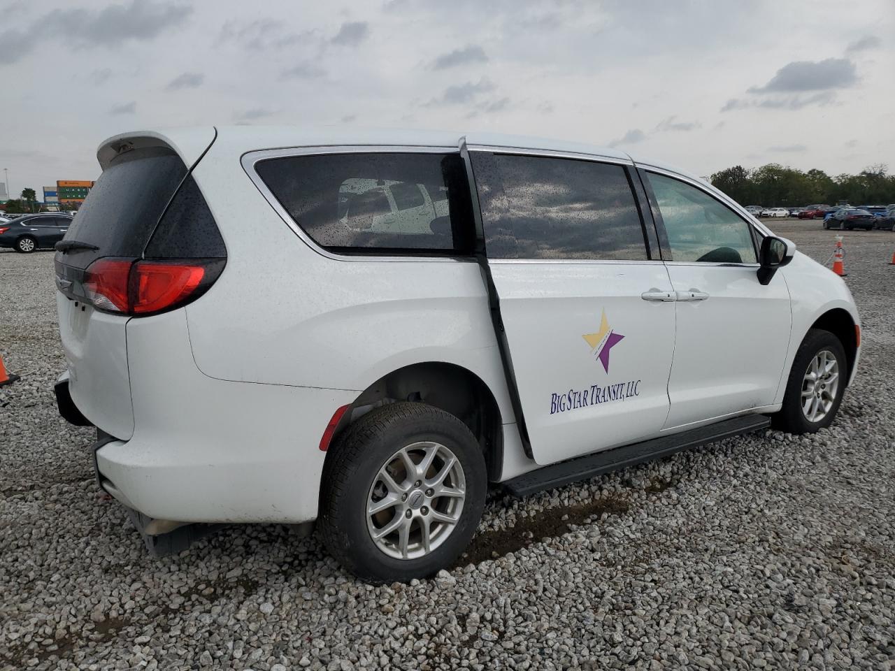 2022 Chrysler Voyager Lx - Фото 3