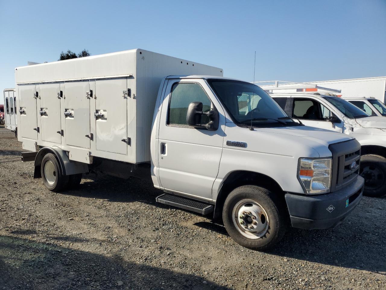 2017 Ford Econoline E450 Super Duty Cutaway Van - Фото 4