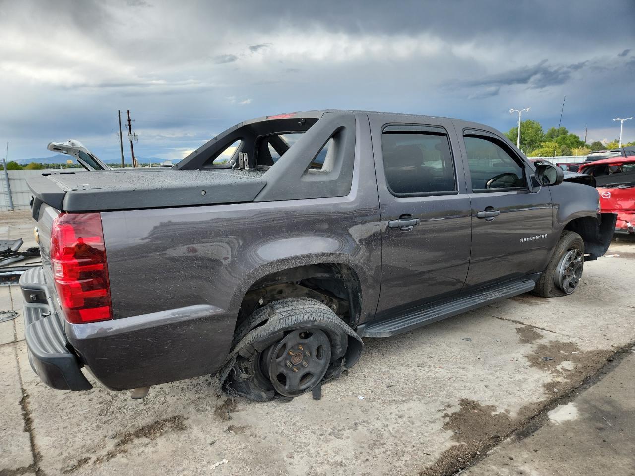 2010 Chevrolet Avalanche Ls - Image 3