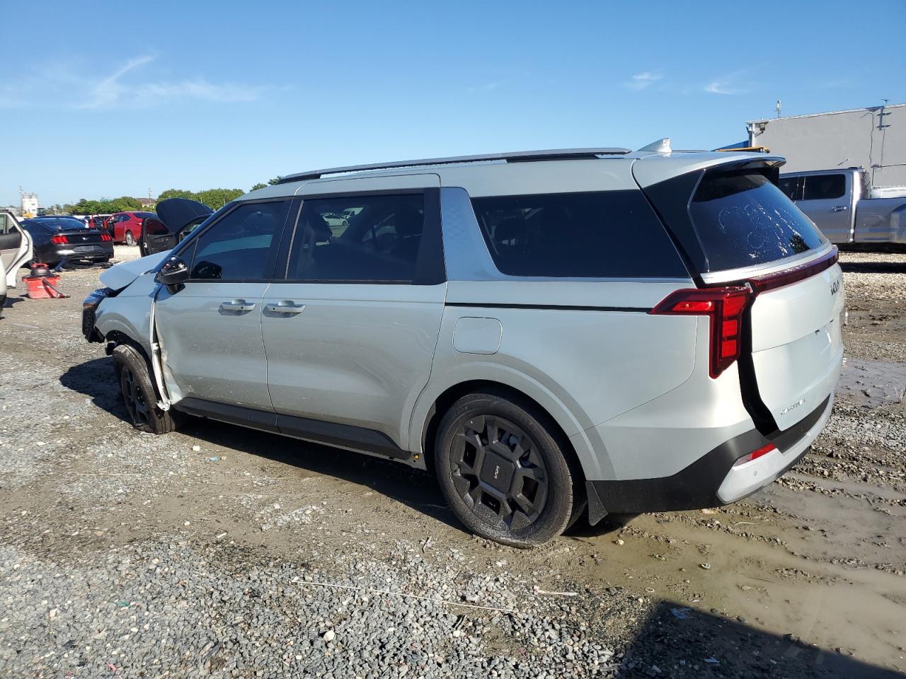 2025 Kia Carnival - Image 2