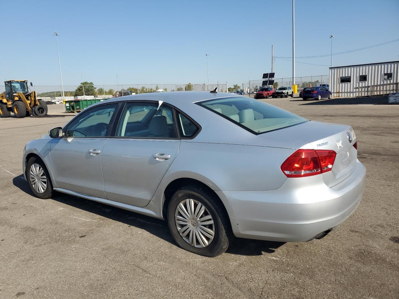 2015 Volkswagen Passat S - Фото 2