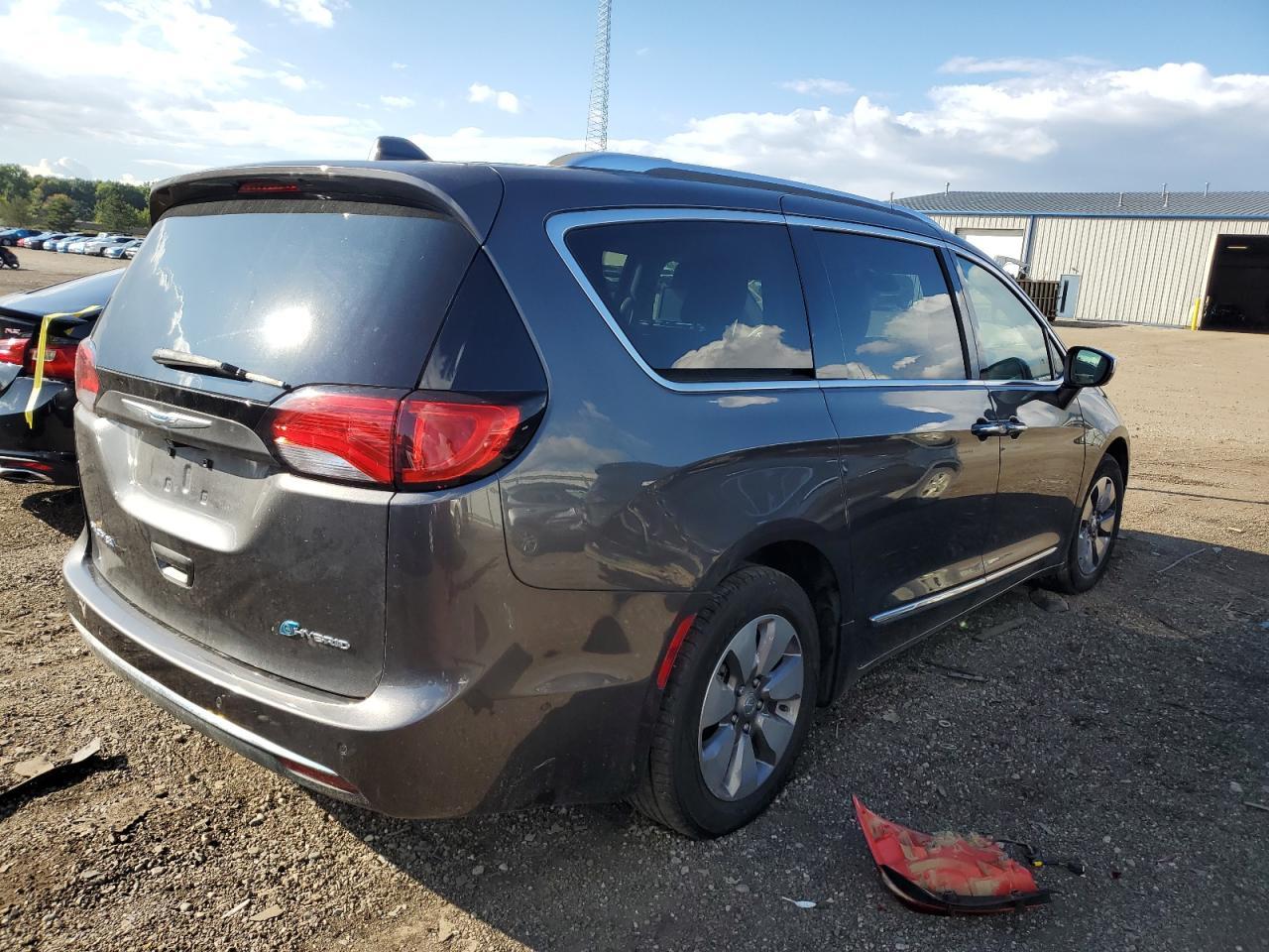 2018 Chrysler Pacifica Hybrid Limited - Image 3