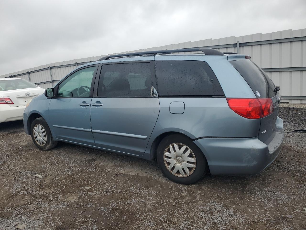 2009 Toyota Sienna Ce - Image 2