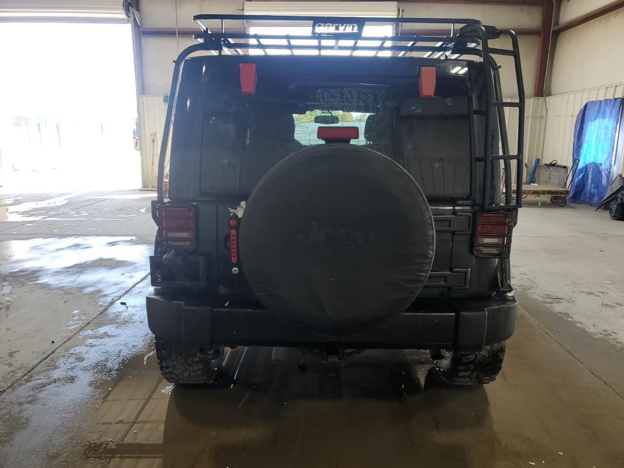 2015 Jeep Wrangler Unlimited Sahara - Image 6