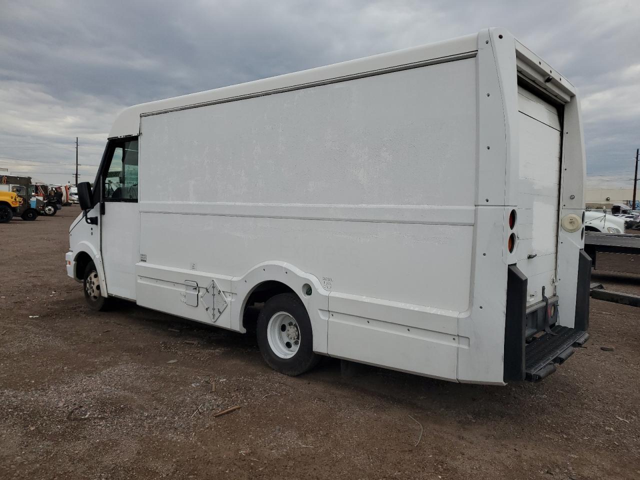 2015 Isuzu Npr - Image 2