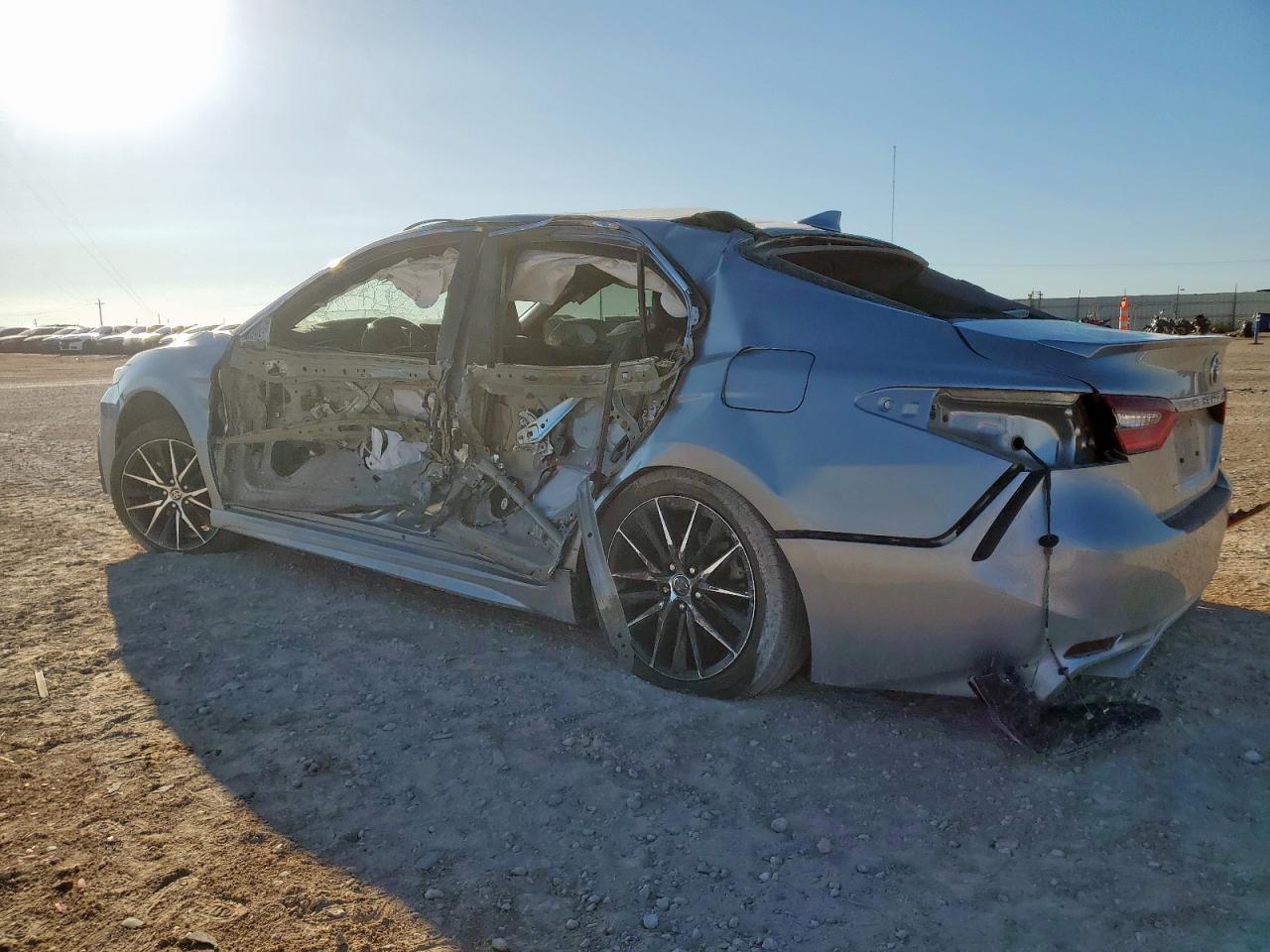 2022 Toyota Camry Se - Фото 2