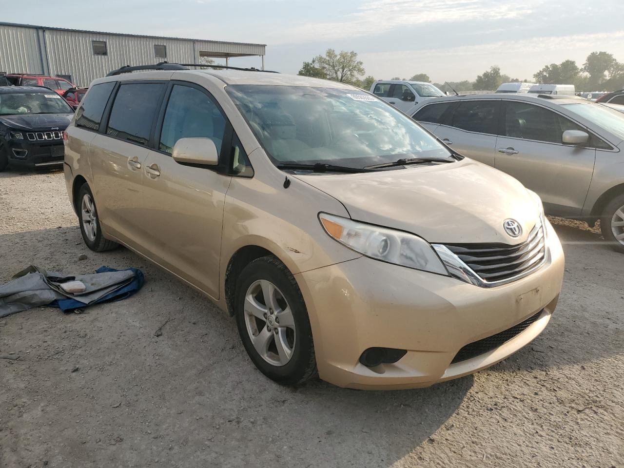 2012 Toyota Sienna Le - Image 4