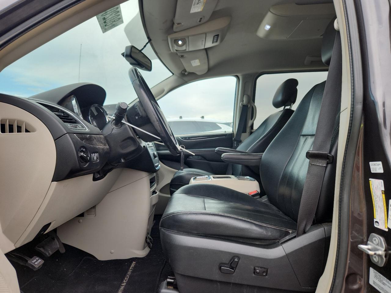 2015 Chrysler Town & Country Touring - Image 7