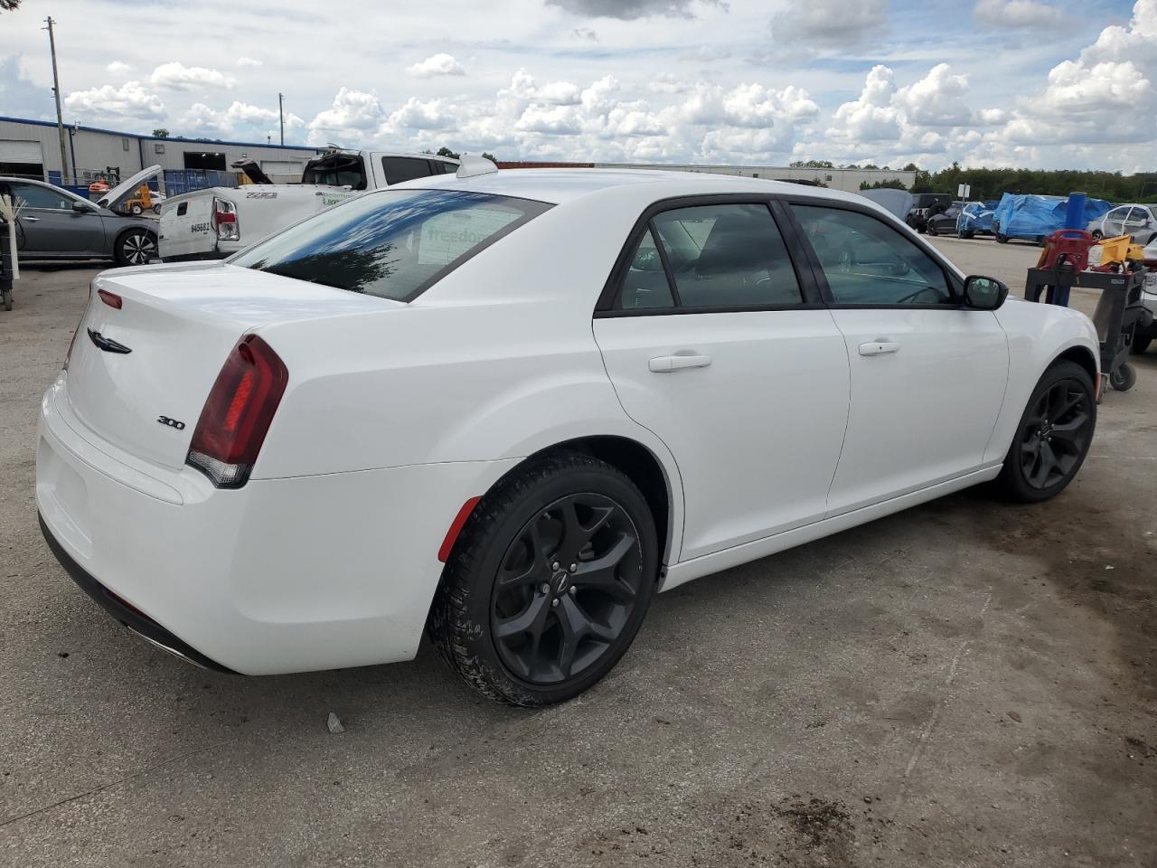 2023 Chrysler 300 Touring - Фото 3