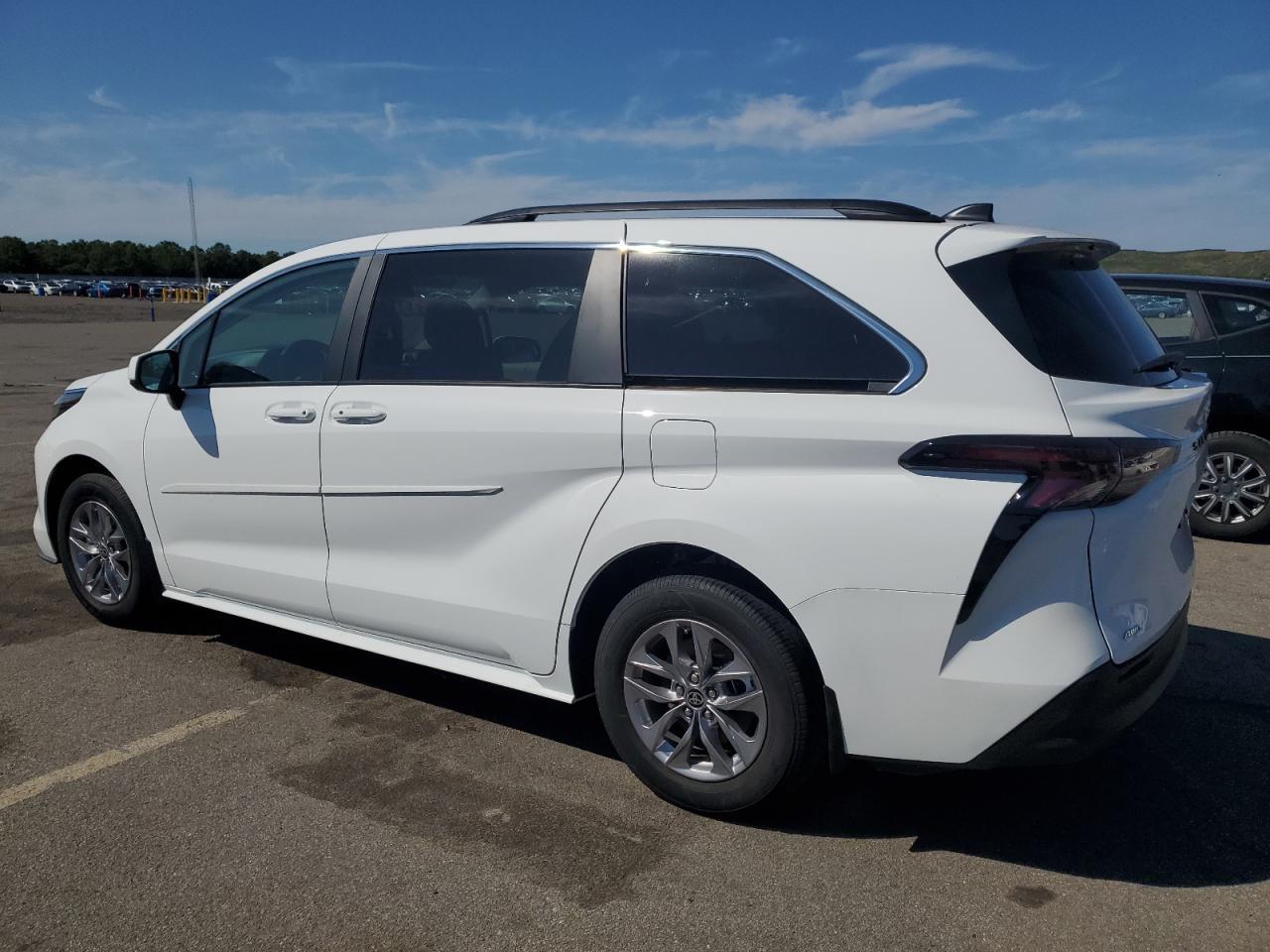 2024 Toyota Sienna Le - Фото 2