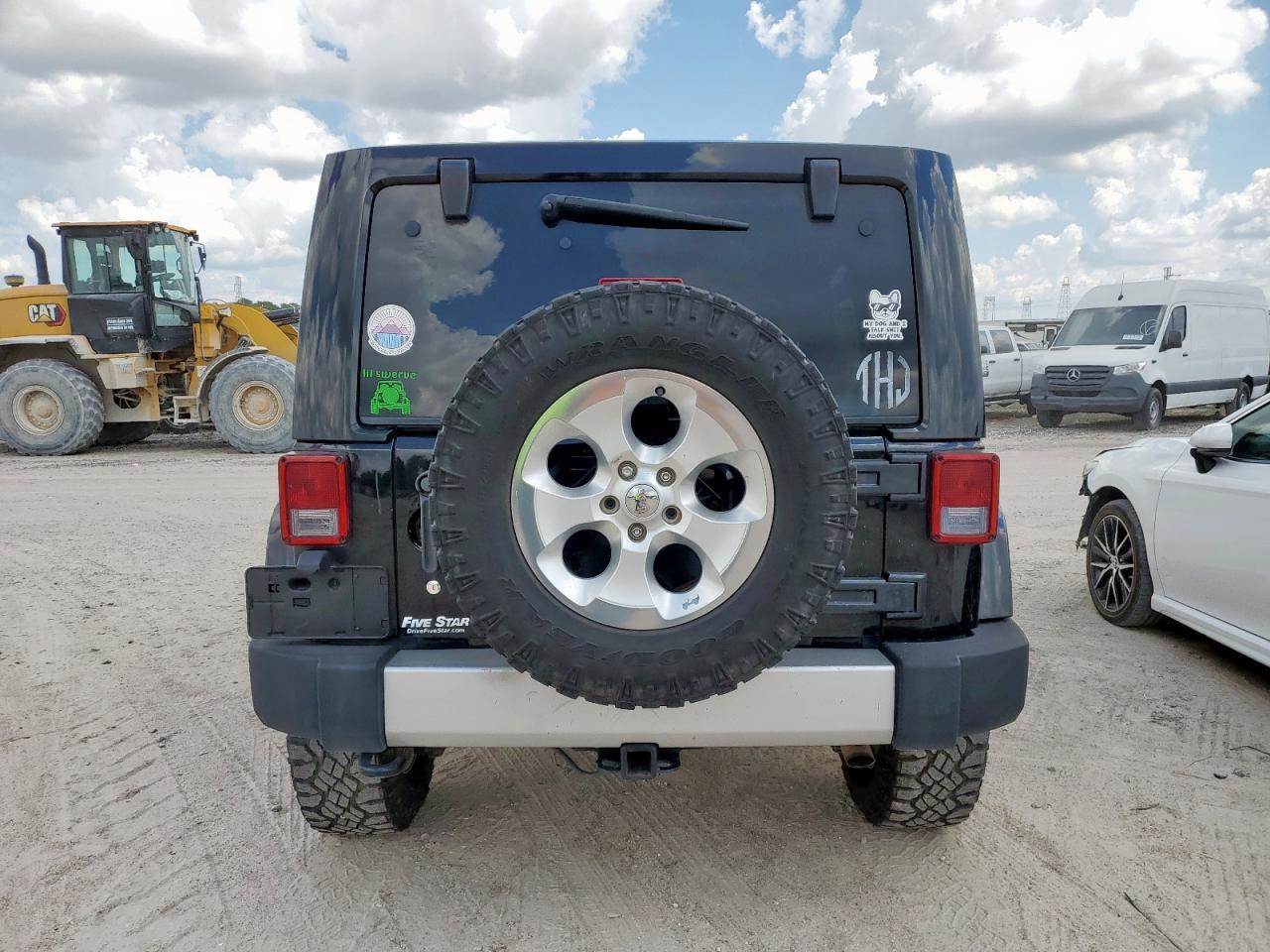 2015 Jeep Wrangler Unlimited Sahara - Image 6