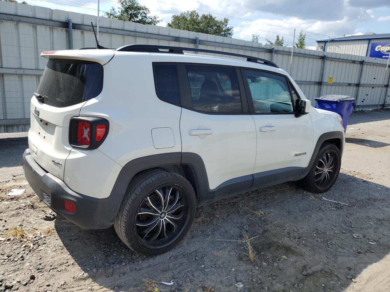 2019 Jeep Renegade Latitude - Image 3