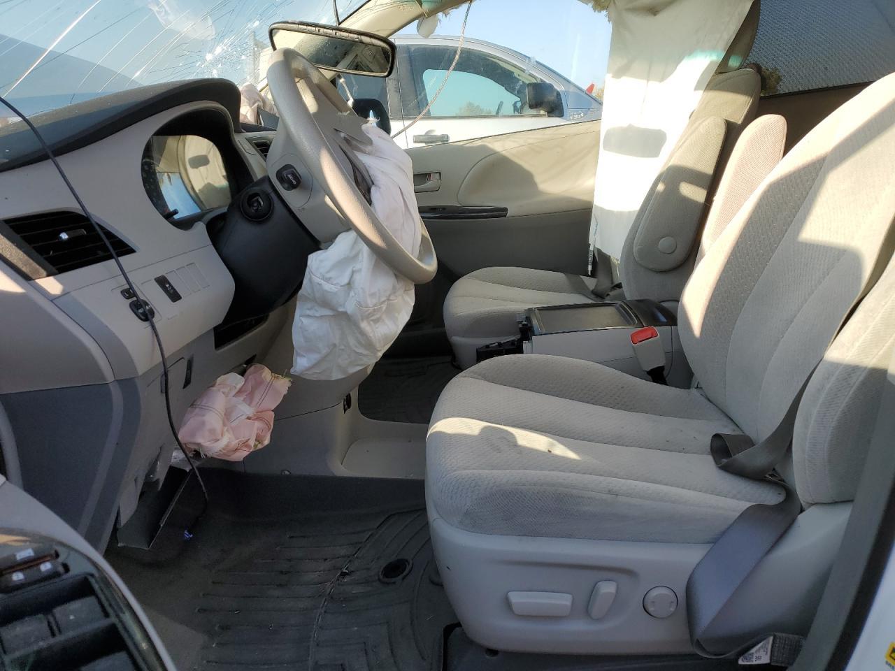 2013 Toyota Sienna Le - Image 7