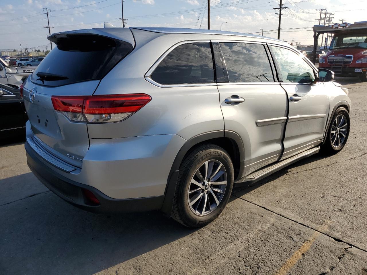 2017 Toyota Highlander Se - Фото 3