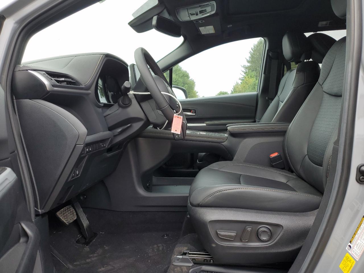 2025 Toyota Sienna Xse - Image 7
