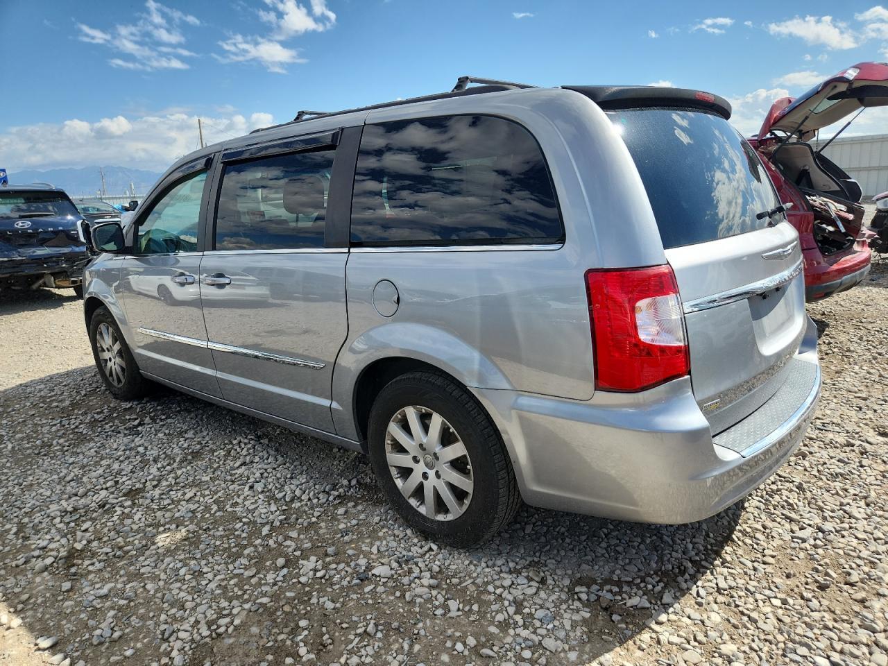 2015 Chrysler Town & Country Touring - Фото 2