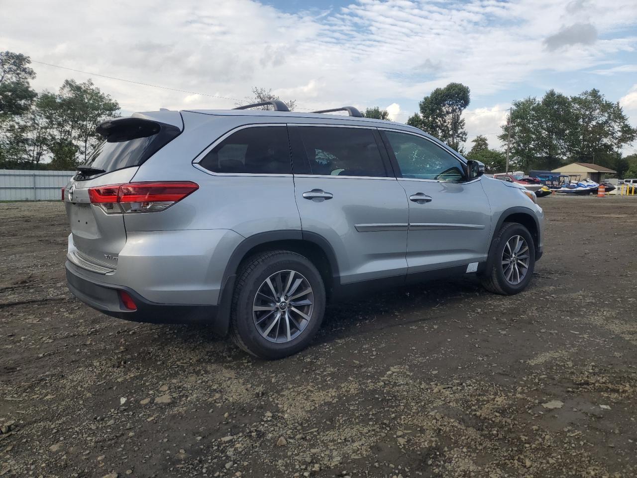 2019 Toyota Highlander Se - Image 3