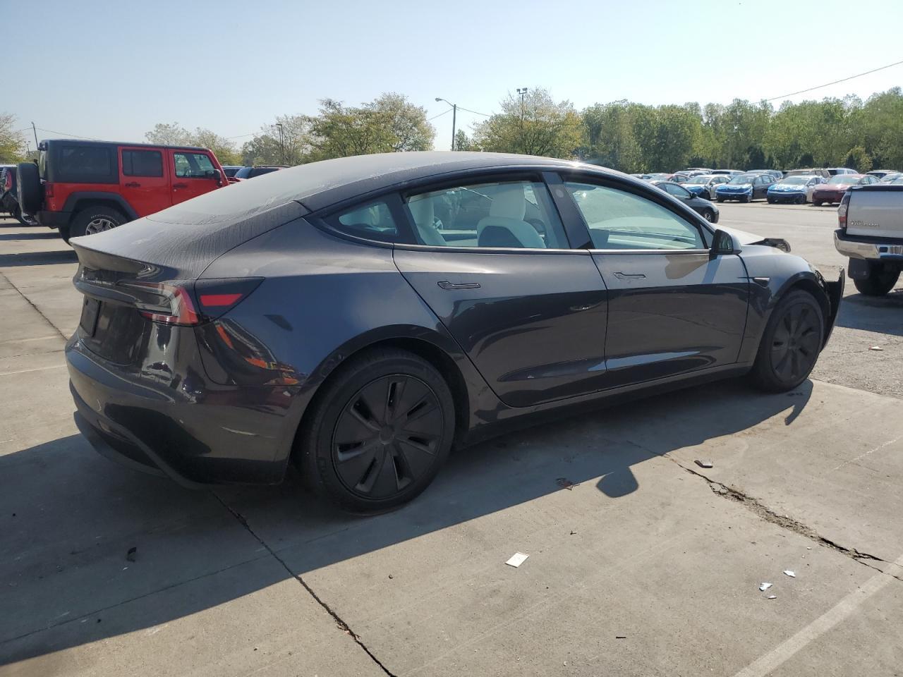 2025 Tesla Model 3 - Фото 3