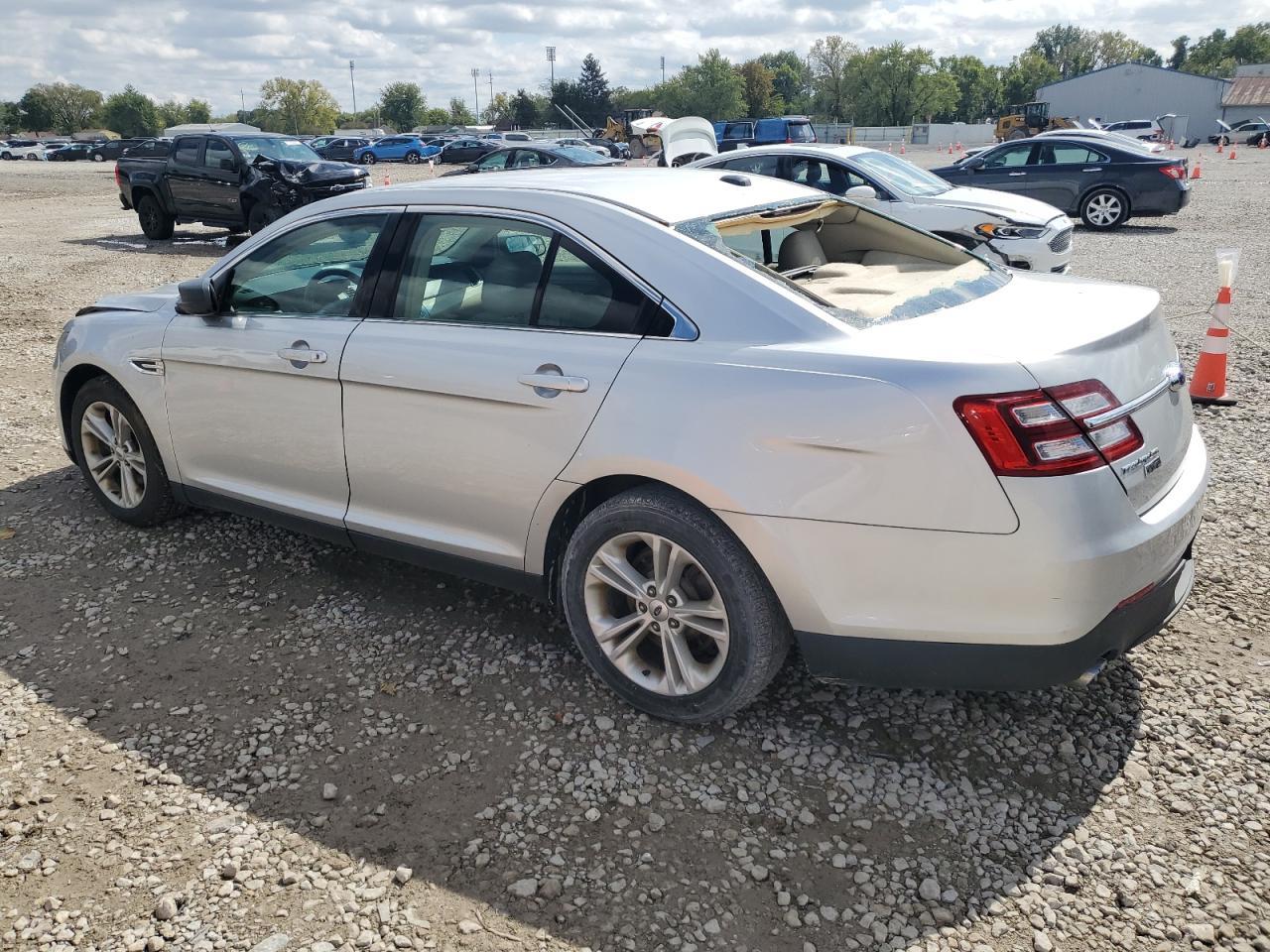 2015 Ford Taurus Se - Фото 2