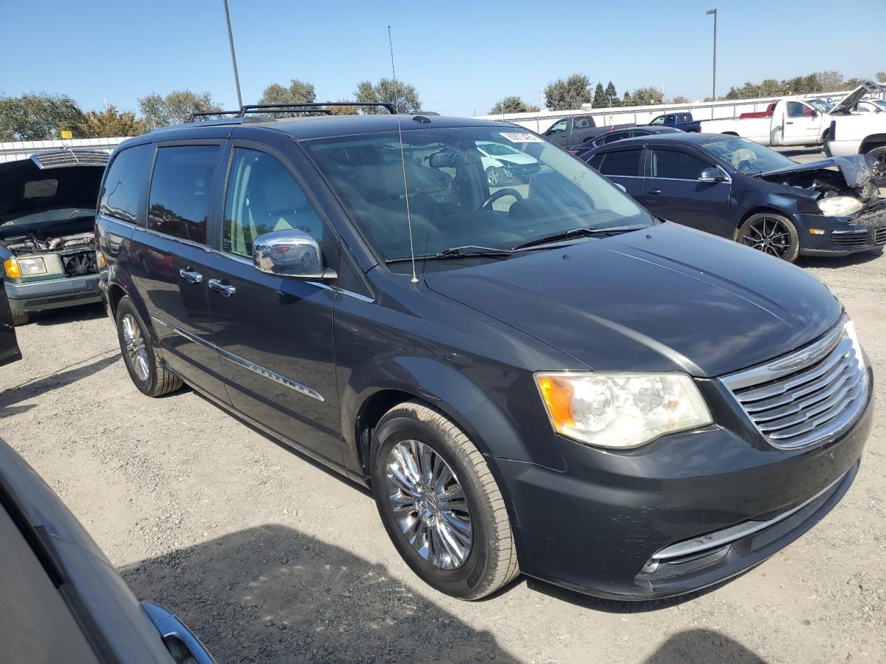 2011 Chrysler Town & Country Limited - Фото 4