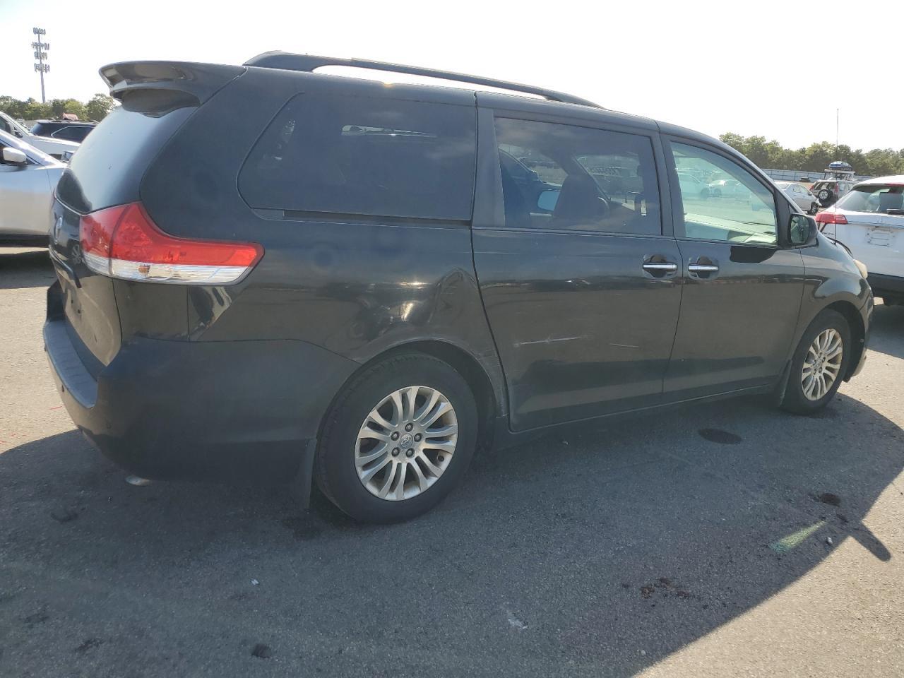 2013 Toyota Sienna Xle - Image 3