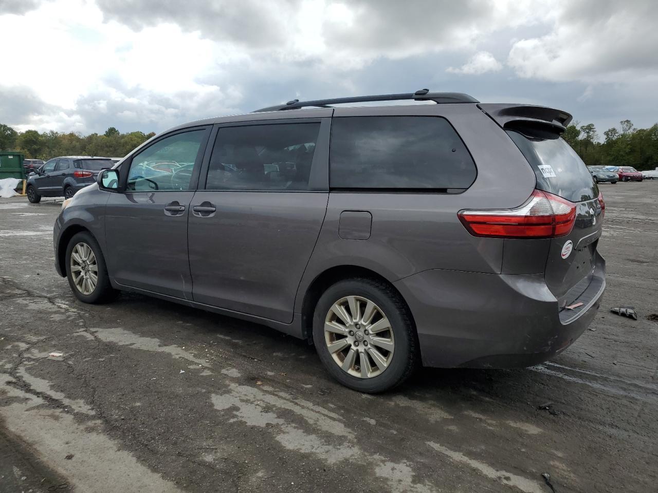 2015 Toyota Sienna Le - Фото 2