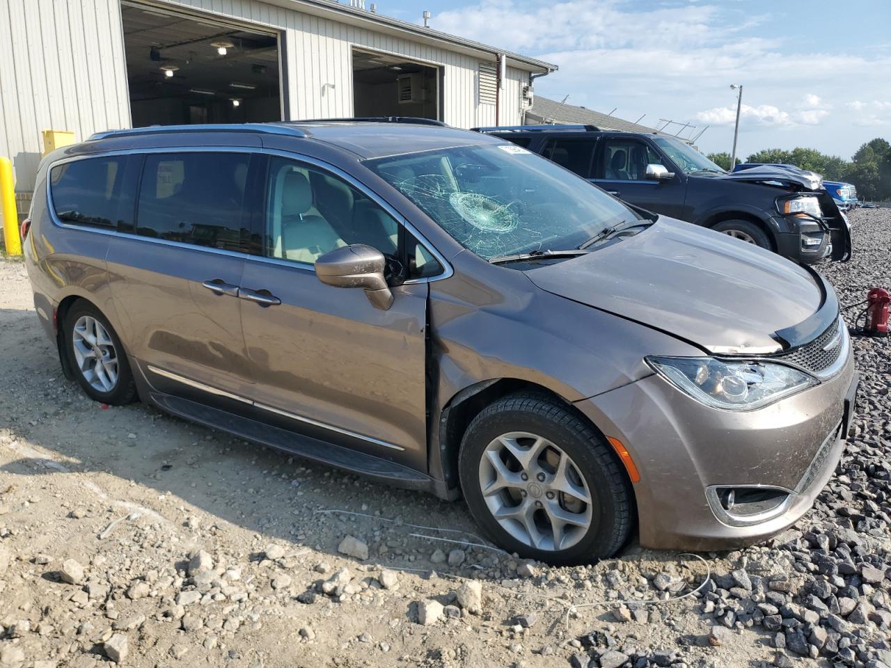 2017 Chrysler Pacifica Touring L Plus - Фото 4