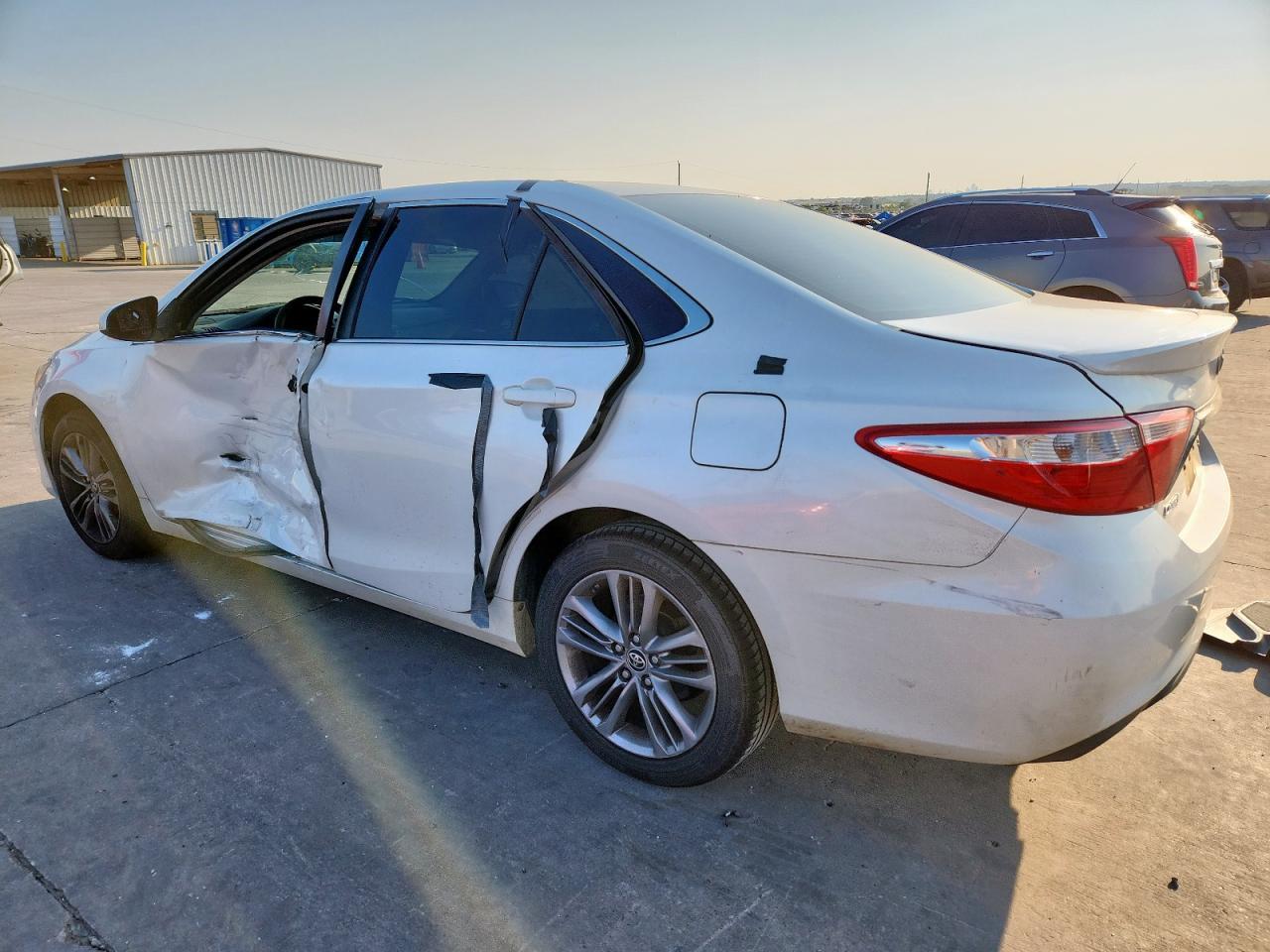 2016 Toyota Camry Le - Фото 2