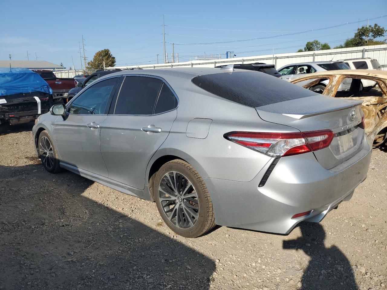 2020 Toyota Camry Se - Фото 2