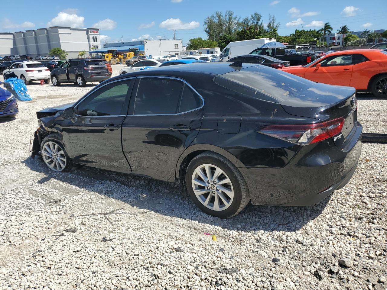 2023 Toyota Camry Le - Фото 2