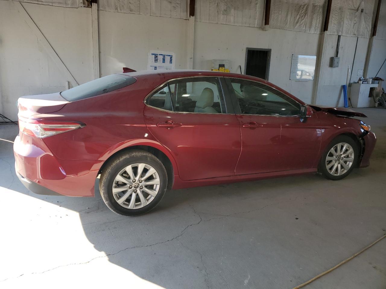 2020 Toyota Camry Le - Фото 3