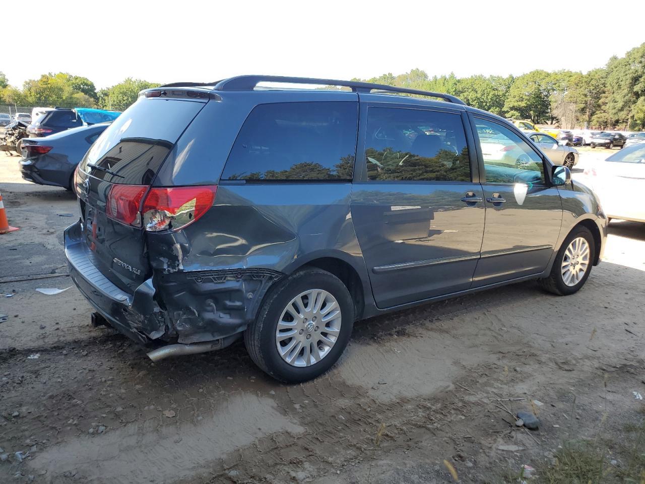 2010 Toyota Sienna Xle - Image 3