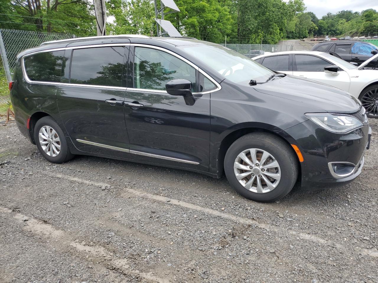 2018 Chrysler Pacifica Touring L - Image 4