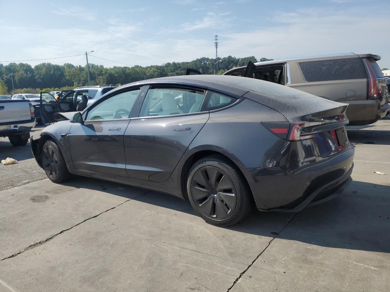 2025 Tesla Model 3 - Фото 2