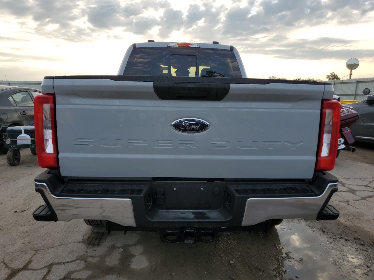 2025 Ford F250 Super Duty - Фото 6