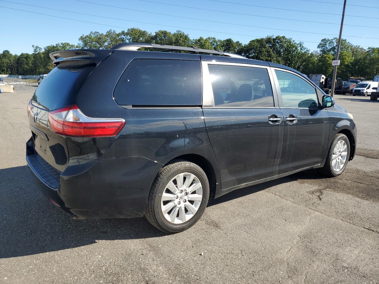 2015 Toyota Sienna Xle - Image 3