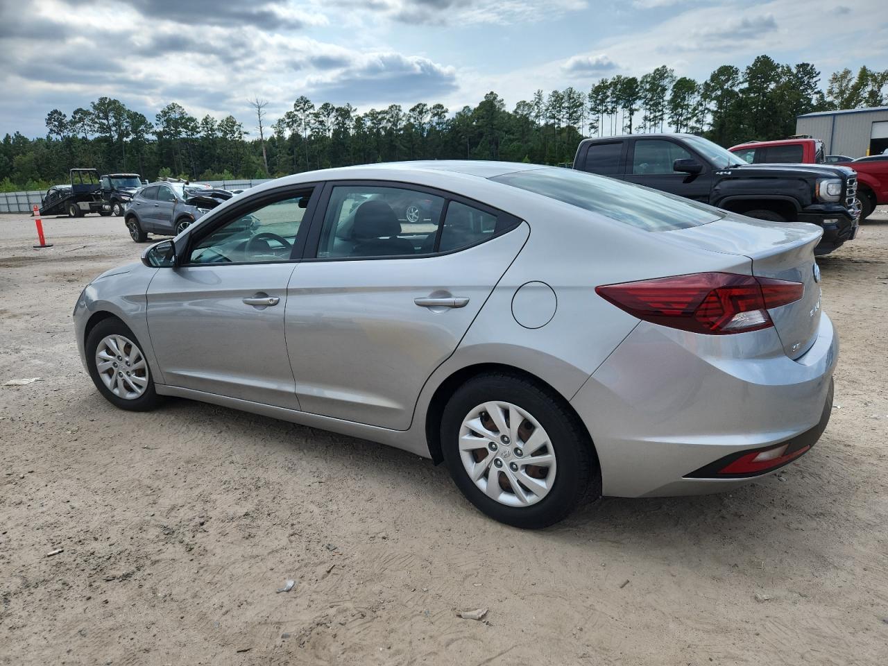 2020 Hyundai Elantra Se - Image 2