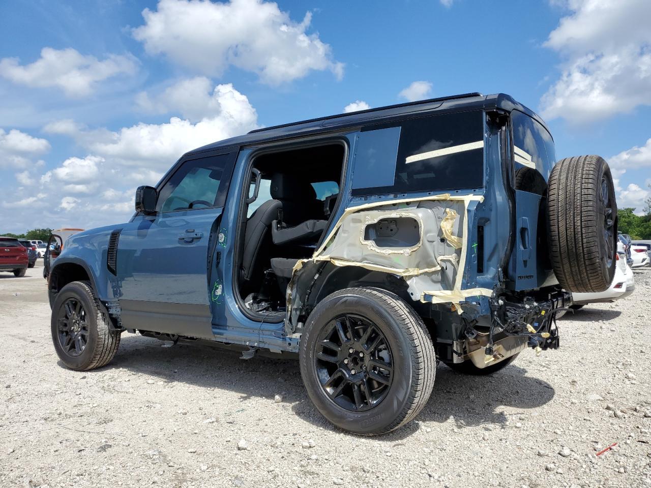 2025 Land Rover Defender 110 S - Фото 2