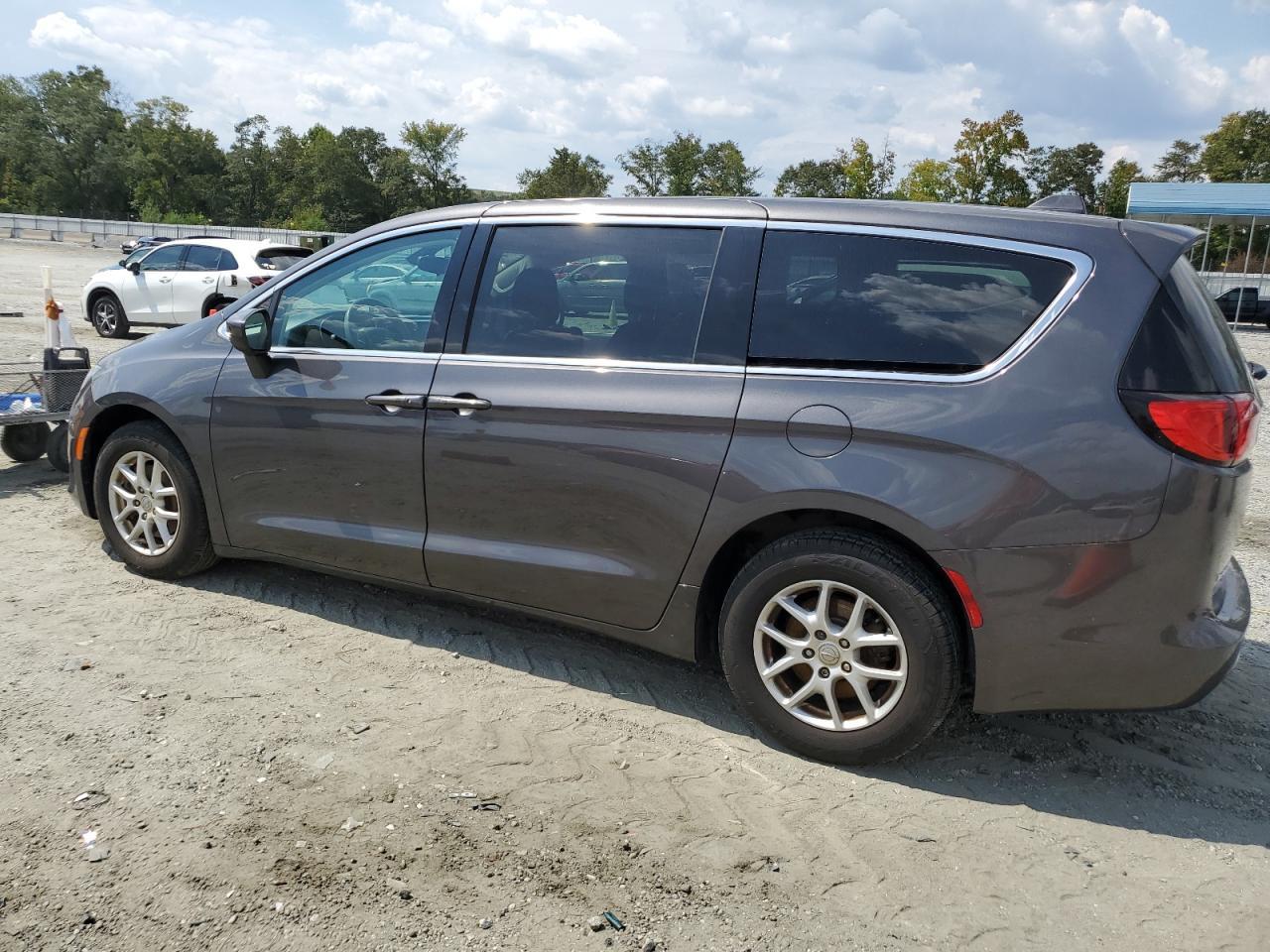 2017 Chrysler Pacifica Touring - Image 2