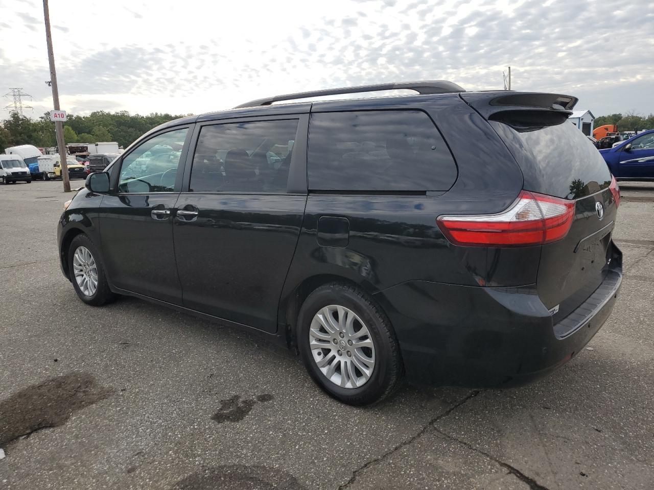 2017 Toyota Sienna Xle - Image 2