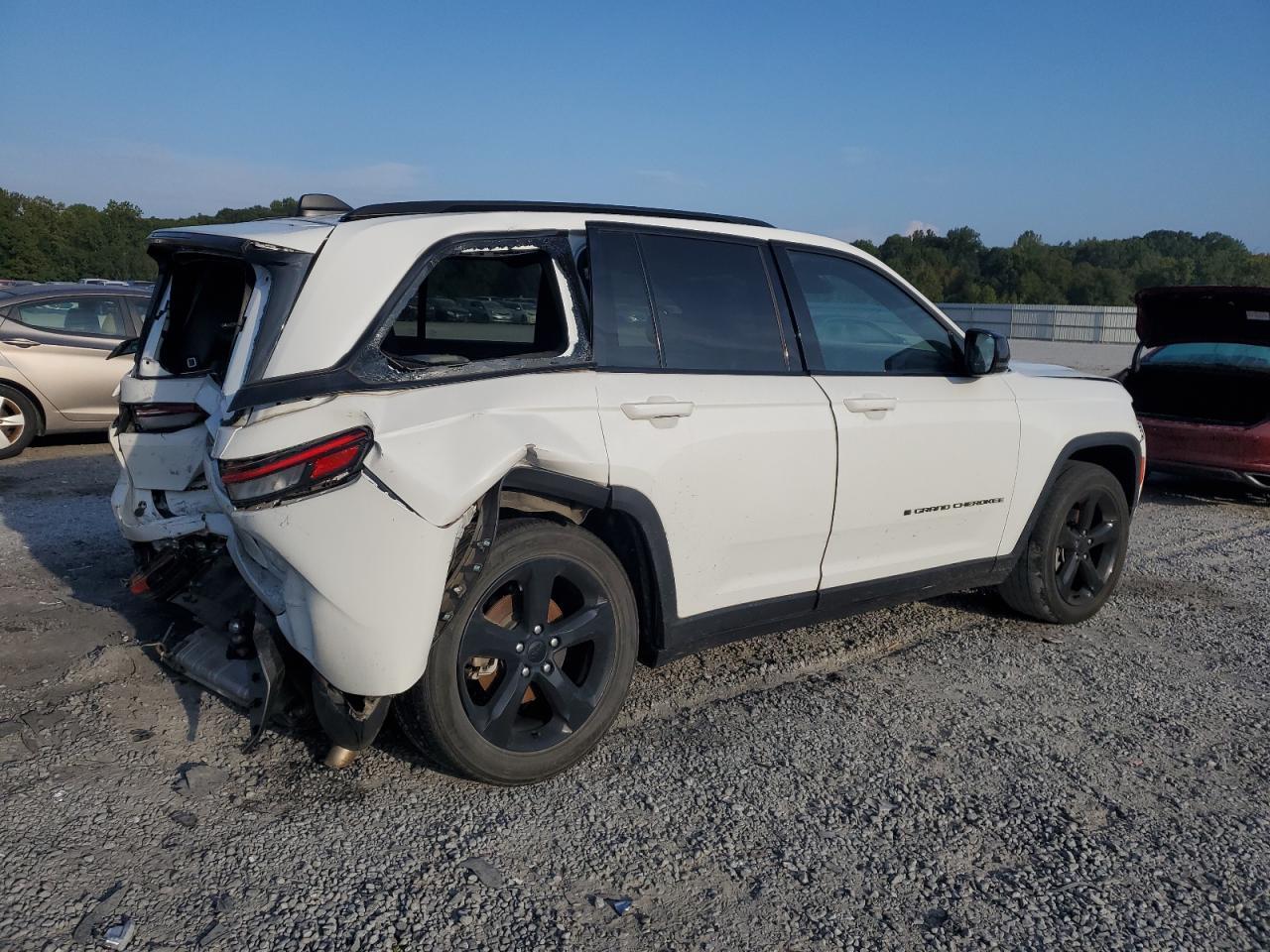 2022 Jeep Grand Cherokee Laredo - Image 3