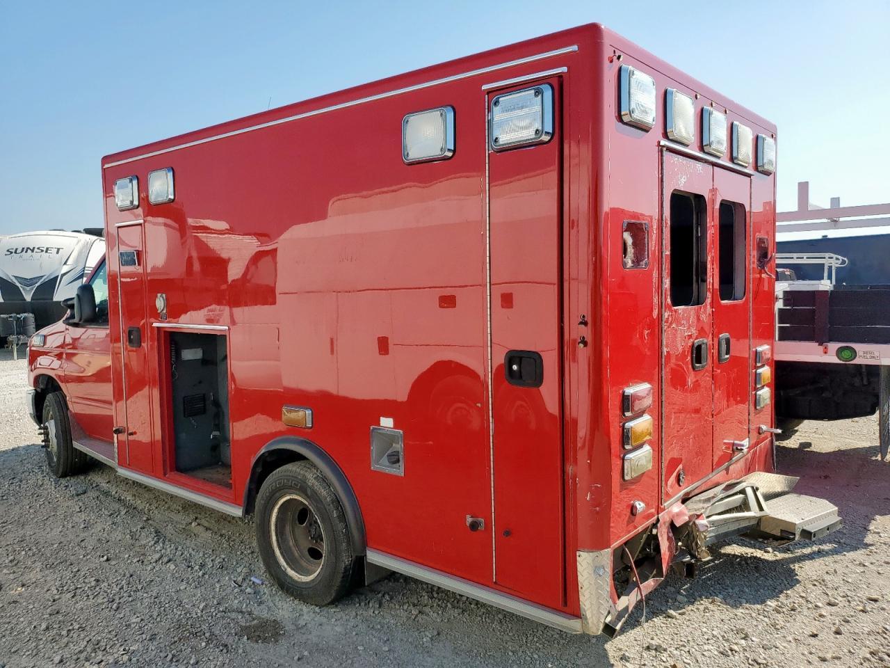 2015 Ford Econoline E350 Super Duty Cutaway Van - Фото 2