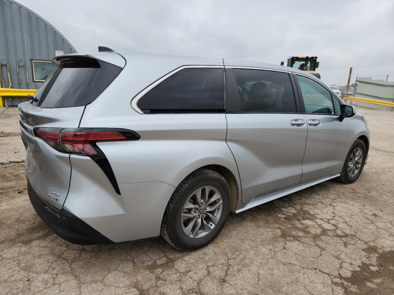 2022 Toyota Sienna Xle - Фото 3