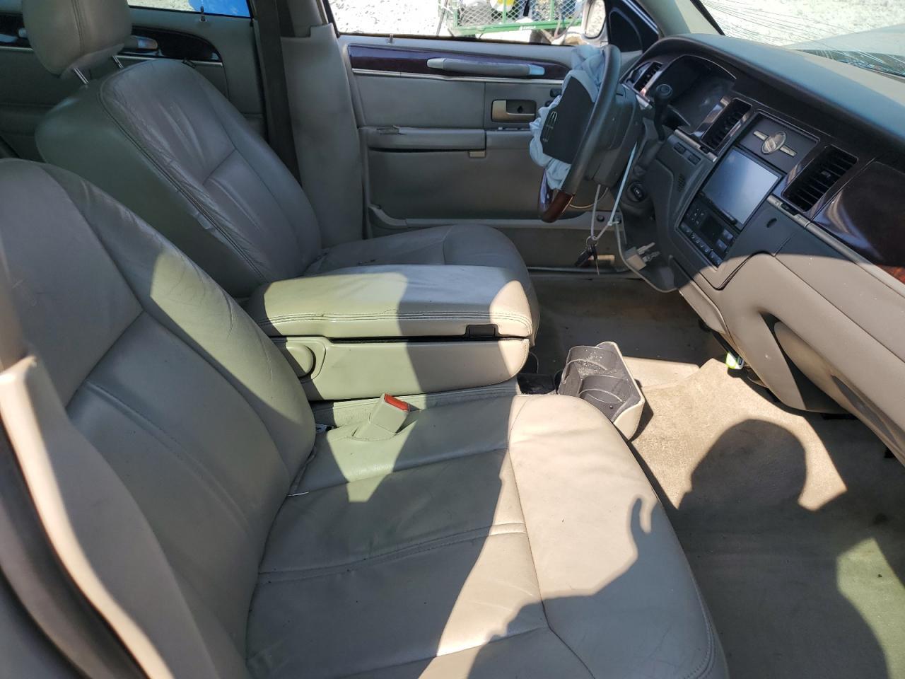 2008 Lincoln Town Car Signature Limited - Image 7