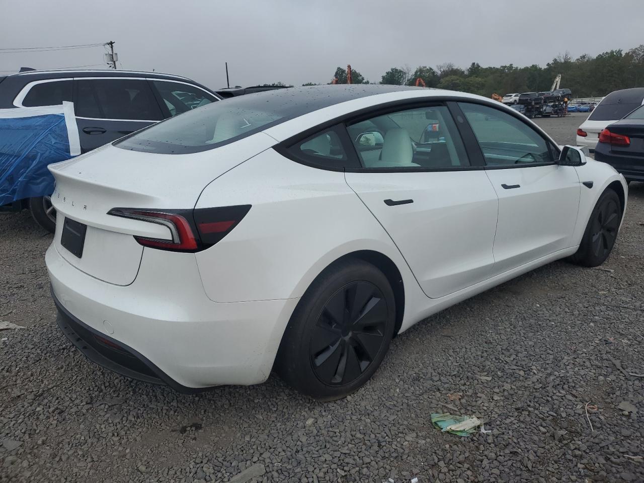 2025 Tesla Model 3 - Фото 3