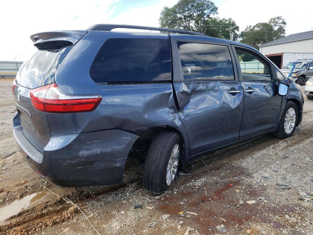 2017 Toyota Sienna - Image 3