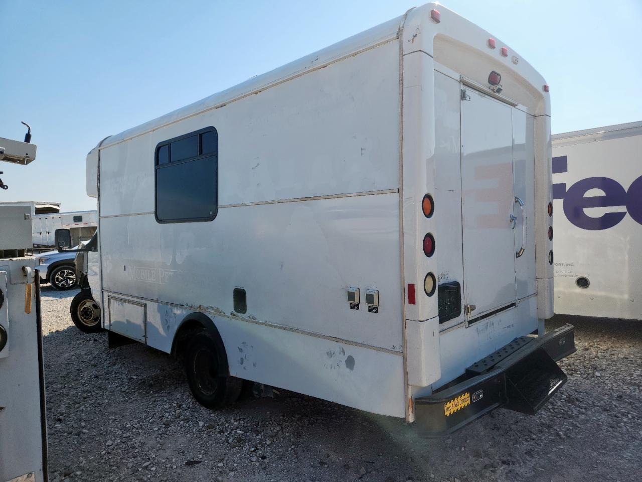 2011 Ford Econoline E450 Super Duty Cutaway Van - Фото 2