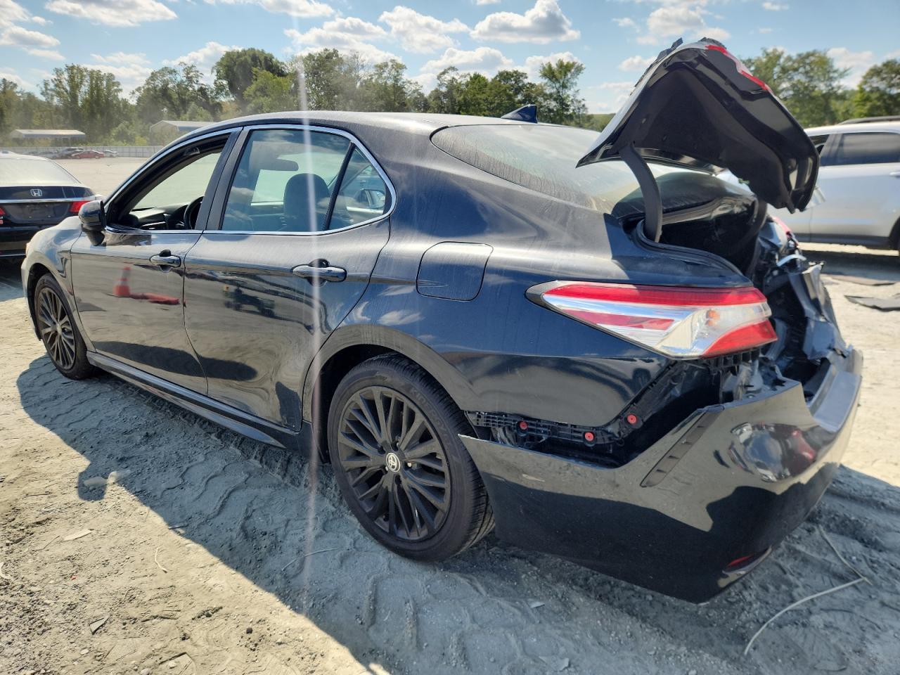 2020 Toyota Camry Se - Фото 2